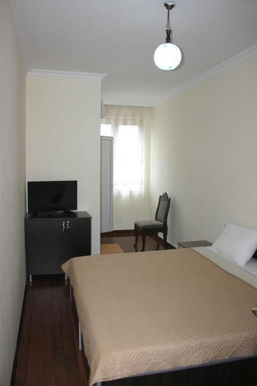Guest House On Europe Square Batoumi Extérieur photo